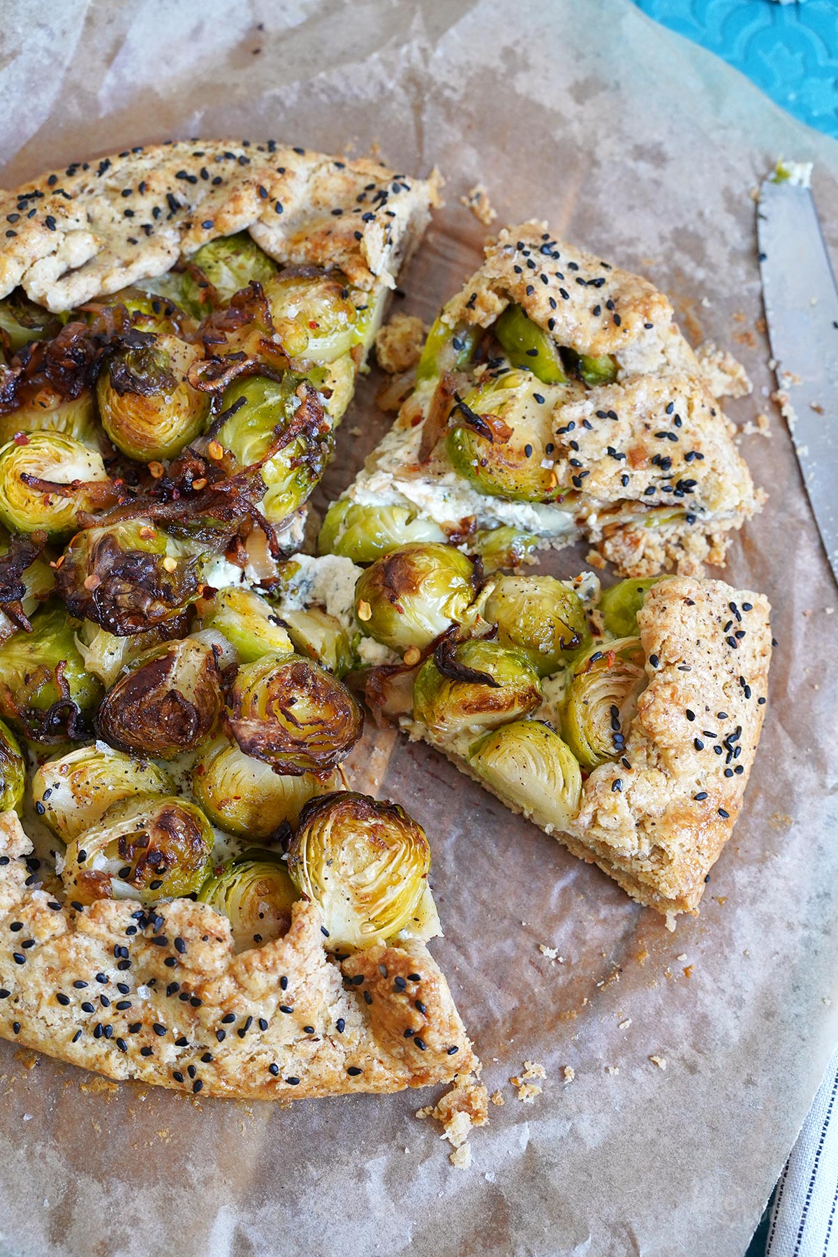 Einfache Rosenkohl Galette mit Ricotta & Blauschimmelkäse | Bake to the roots