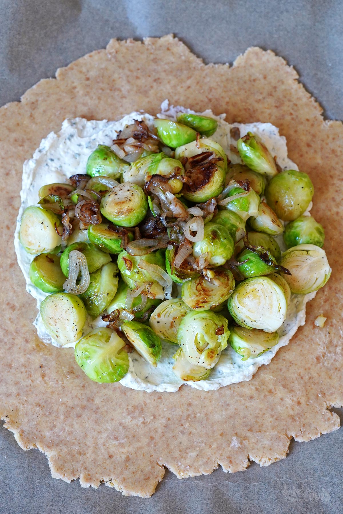 Einfache Rosenkohl Galette mit Ricotta & Blauschimmelkäse | Bake to the roots