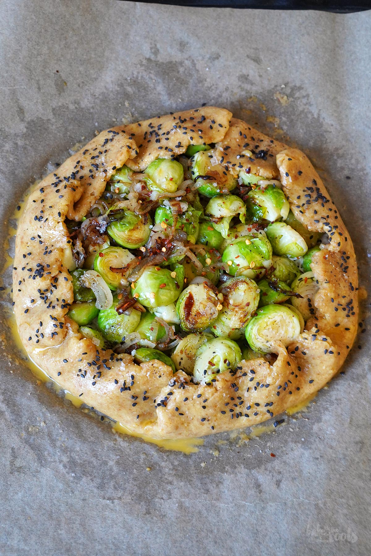 Einfache Rosenkohl Galette mit Ricotta & Blauschimmelkäse | Bake to the roots