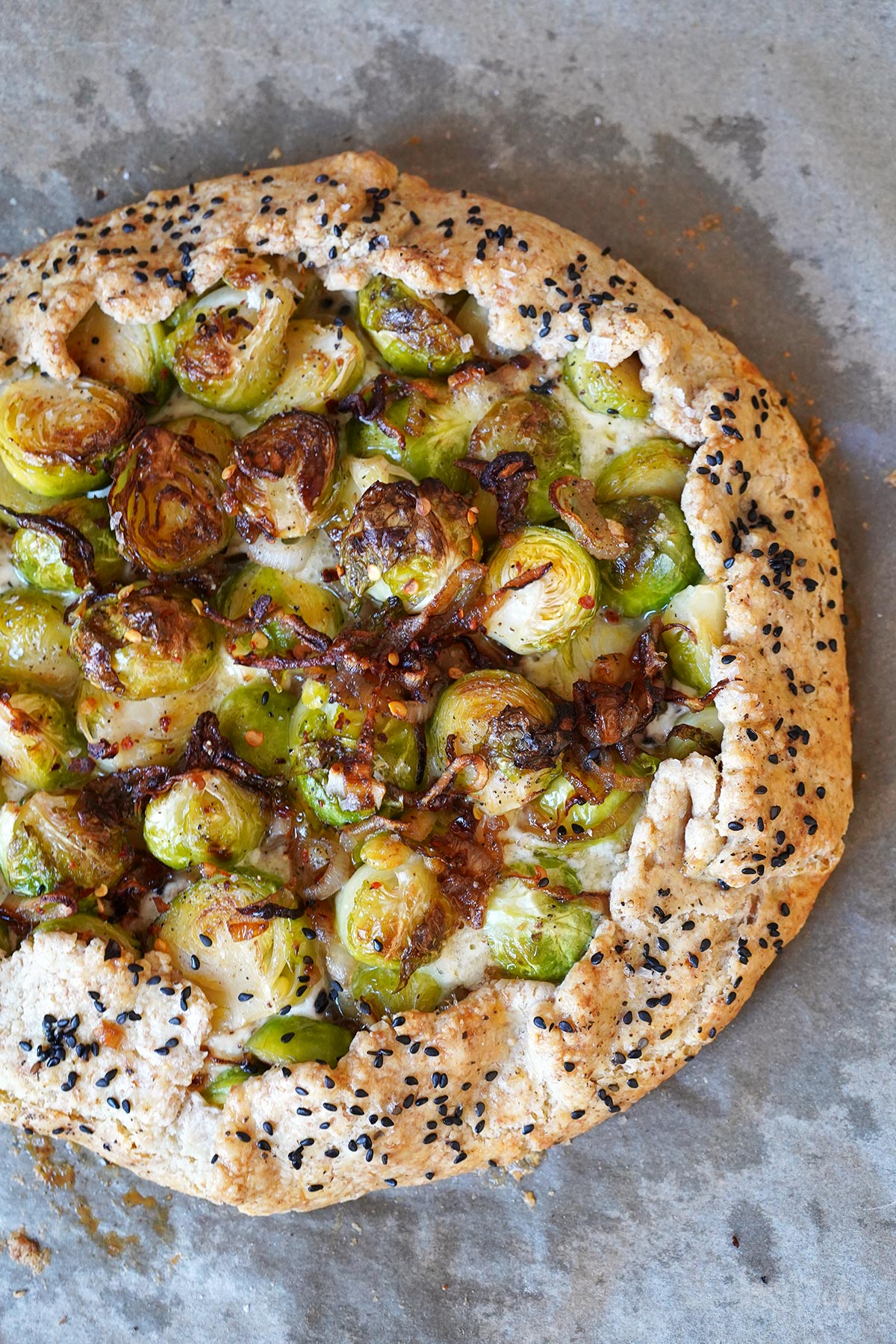 Einfache Rosenkohl Galette mit Ricotta & Blauschimmelkäse | Bake to the roots