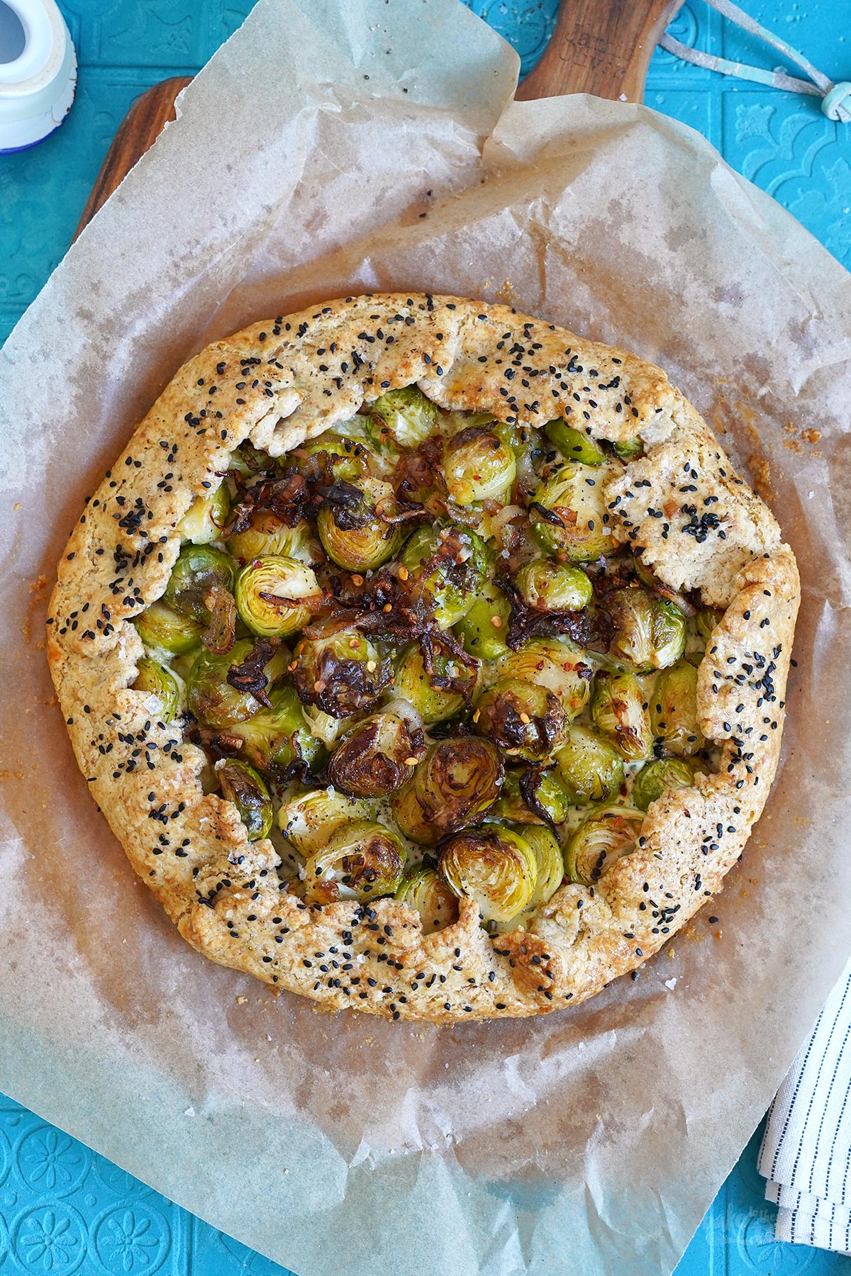 Einfache Rosenkohl Galette mit Ricotta & Blauschimmelkäse | Bake to the roots