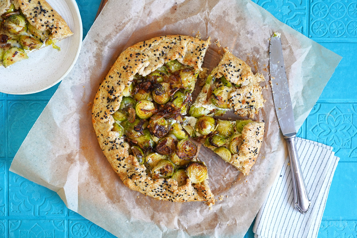 Einfache Rosenkohl Galette mit Ricotta & Blauschimmelkäse | Bake to the roots