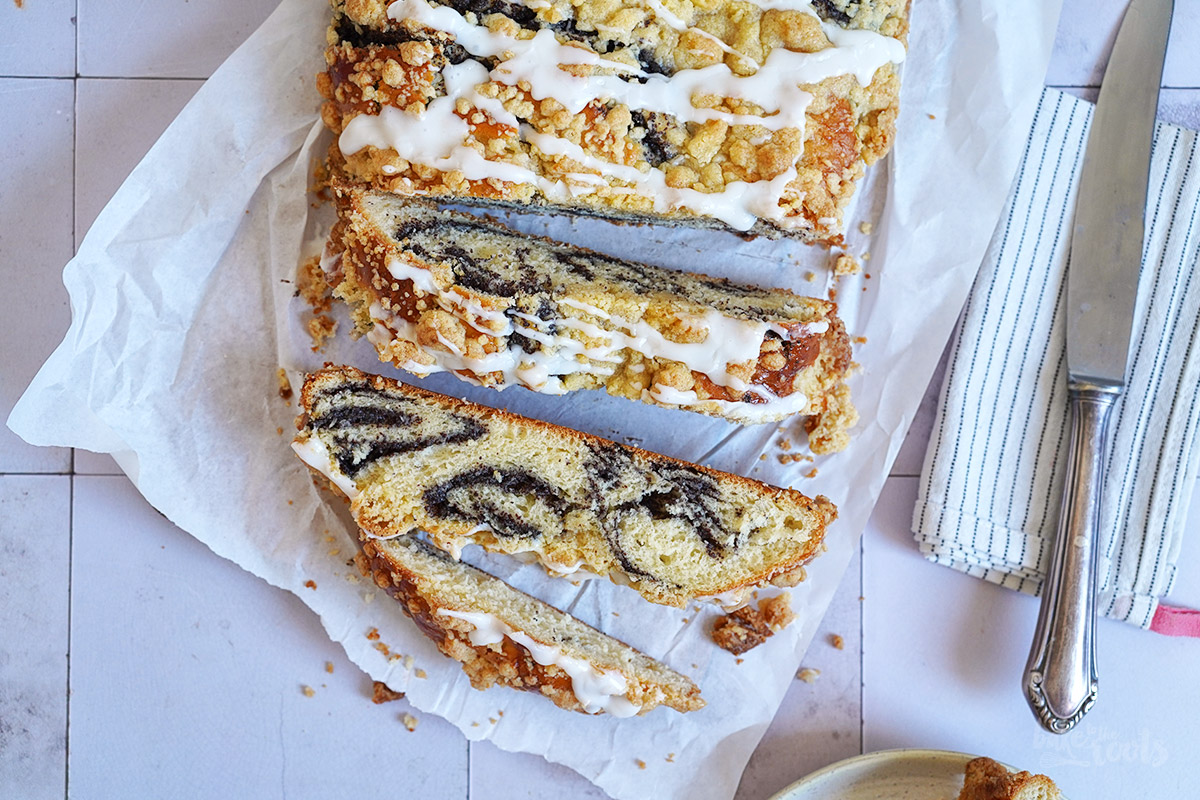 Einfacher Mohnstriezel mit Streuseln | Bake to the roots