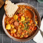 Eintopf mit Linsen, Kartoffeln & Mettenden | Bake to the roots