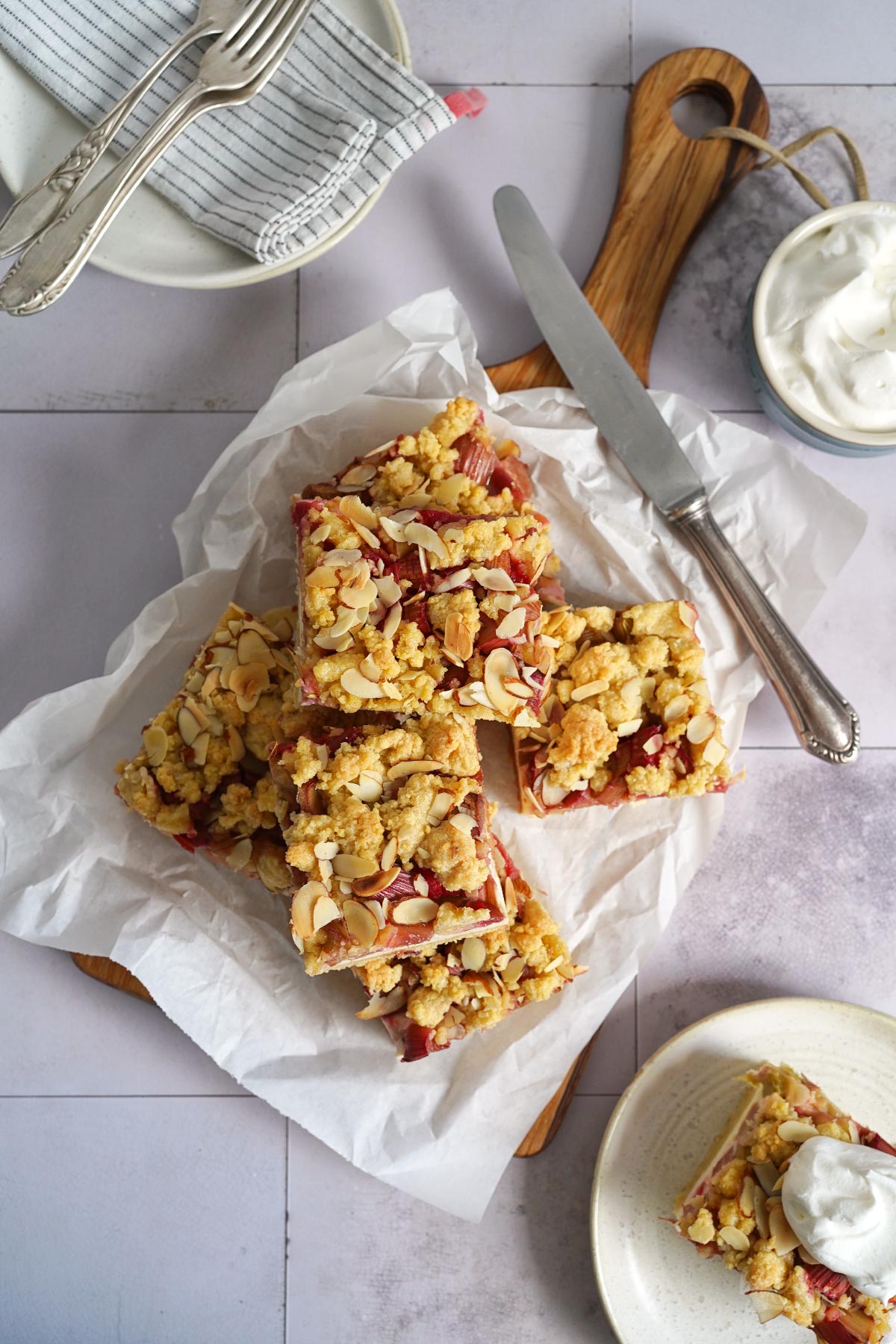 Rhabarber Käsekuchen mit Streuseln | Bake to the roots