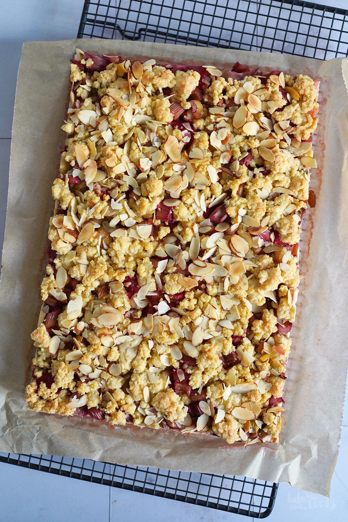 Rhabarber Käsekuchen mit Streuseln | Bake to the roots