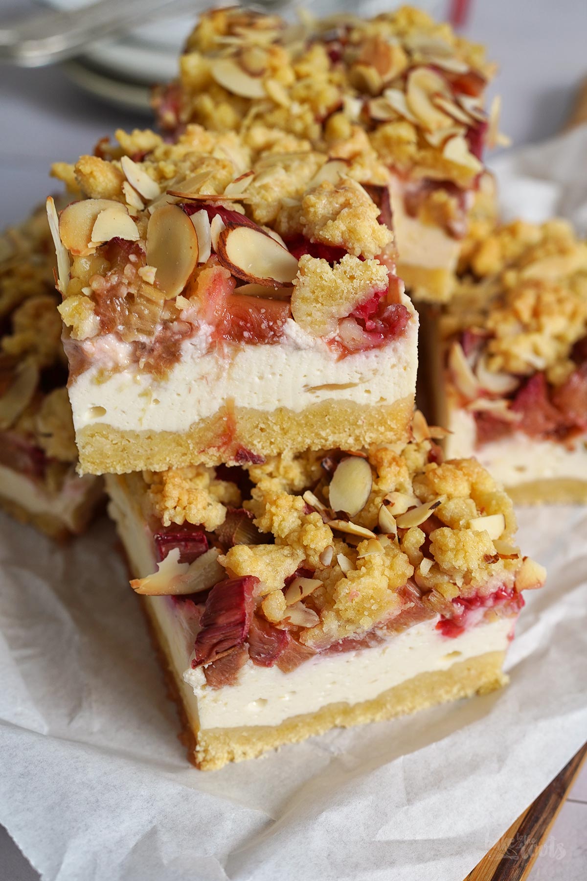 Rhabarber Käsekuchen mit Streuseln | Bake to the roots