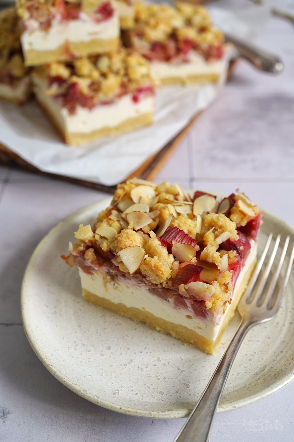 Rhabarber Käsekuchen mit Streuseln | Bake to the roots