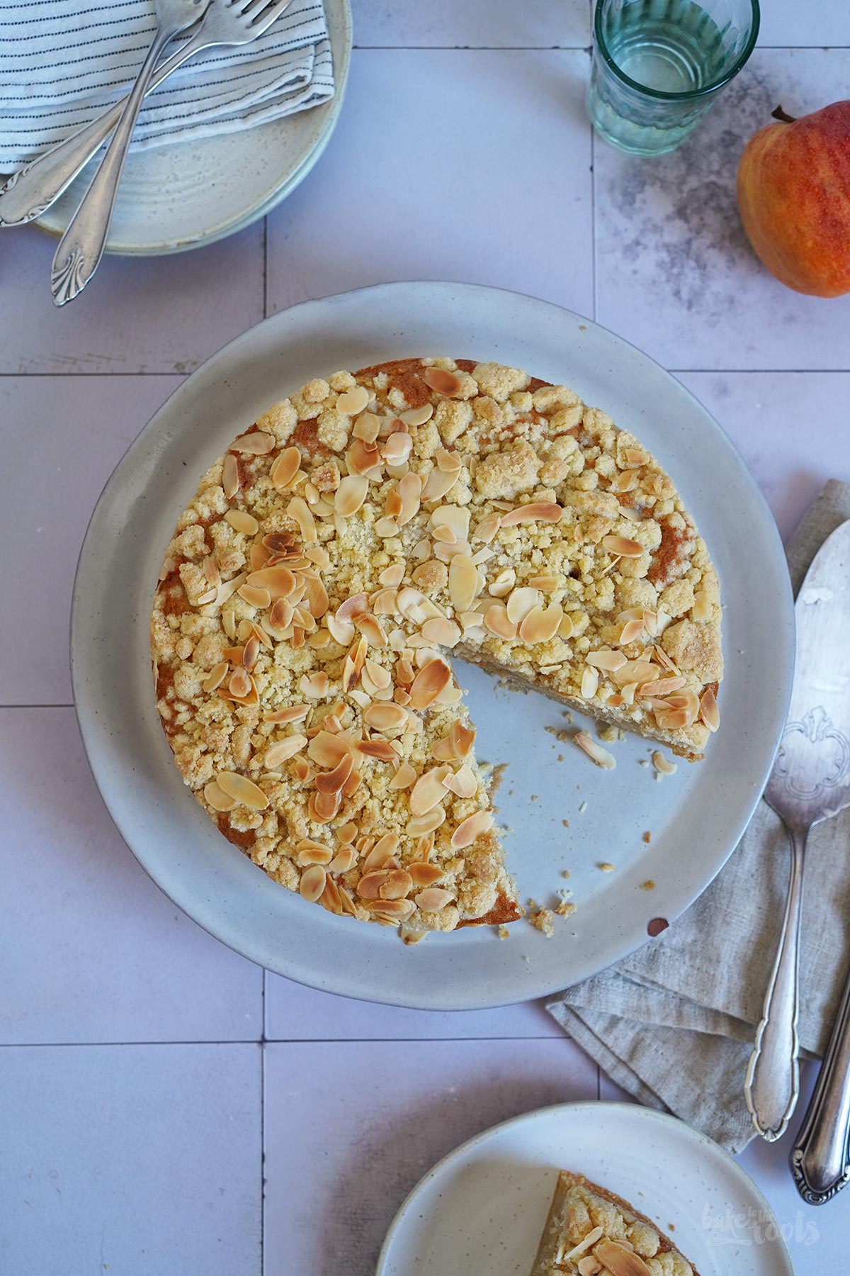 Einfacher Apfelkuchen mit Streuseln | Bake to the roots