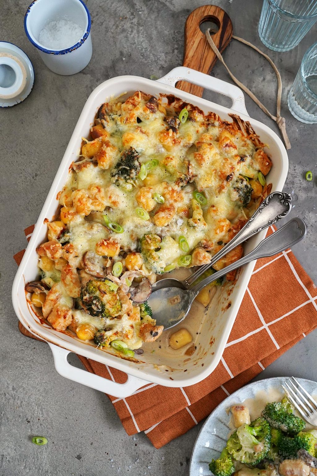 Gnocchi Auflauf mit Hühnchen, Pilzen &amp; Brokkoli | BTTR