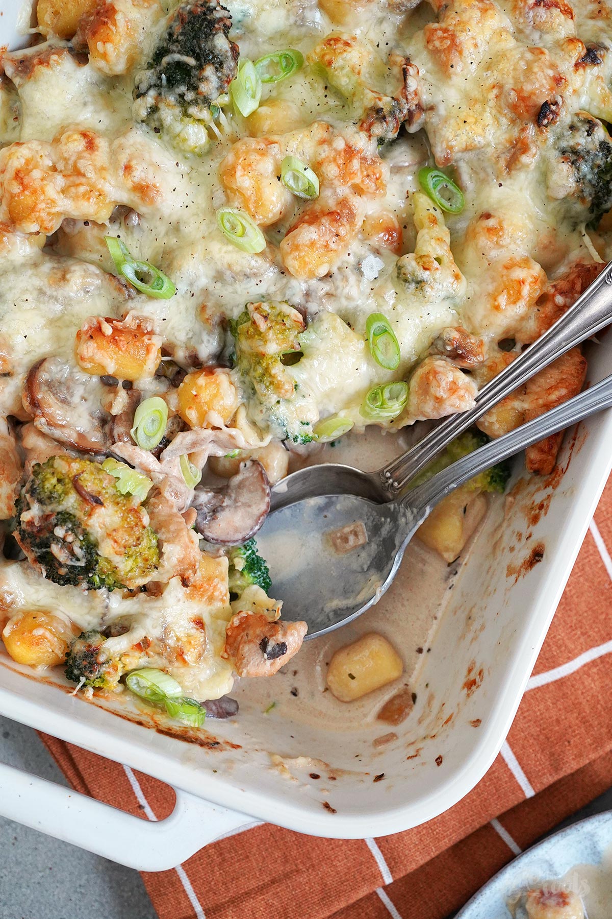 Gnocchi Auflauf mit Hühnchen, Pilzen & Brokkoli | Bake to the roots
