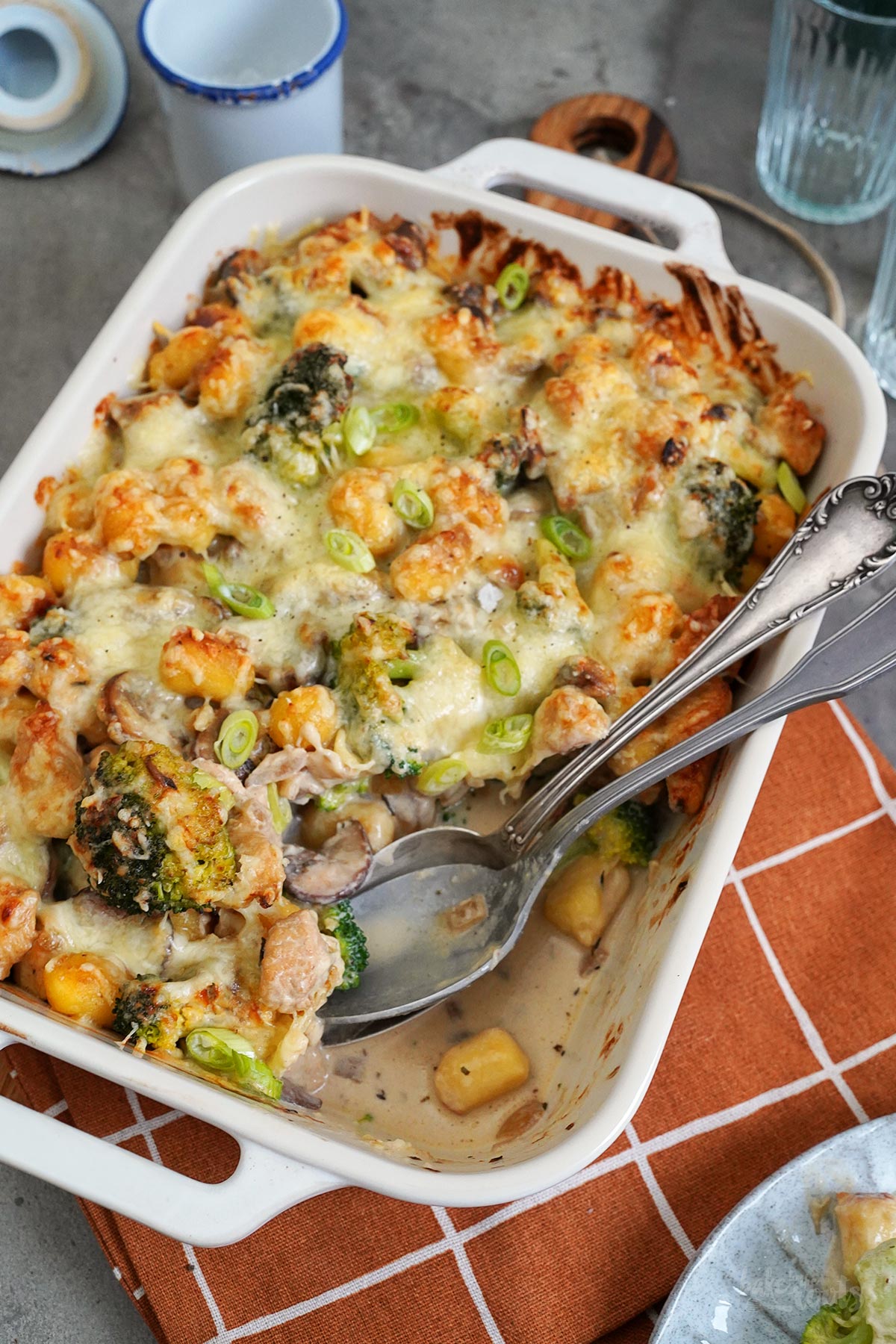 Gnocchi Auflauf mit Hühnchen, Pilzen & Brokkoli | Bake to the roots
