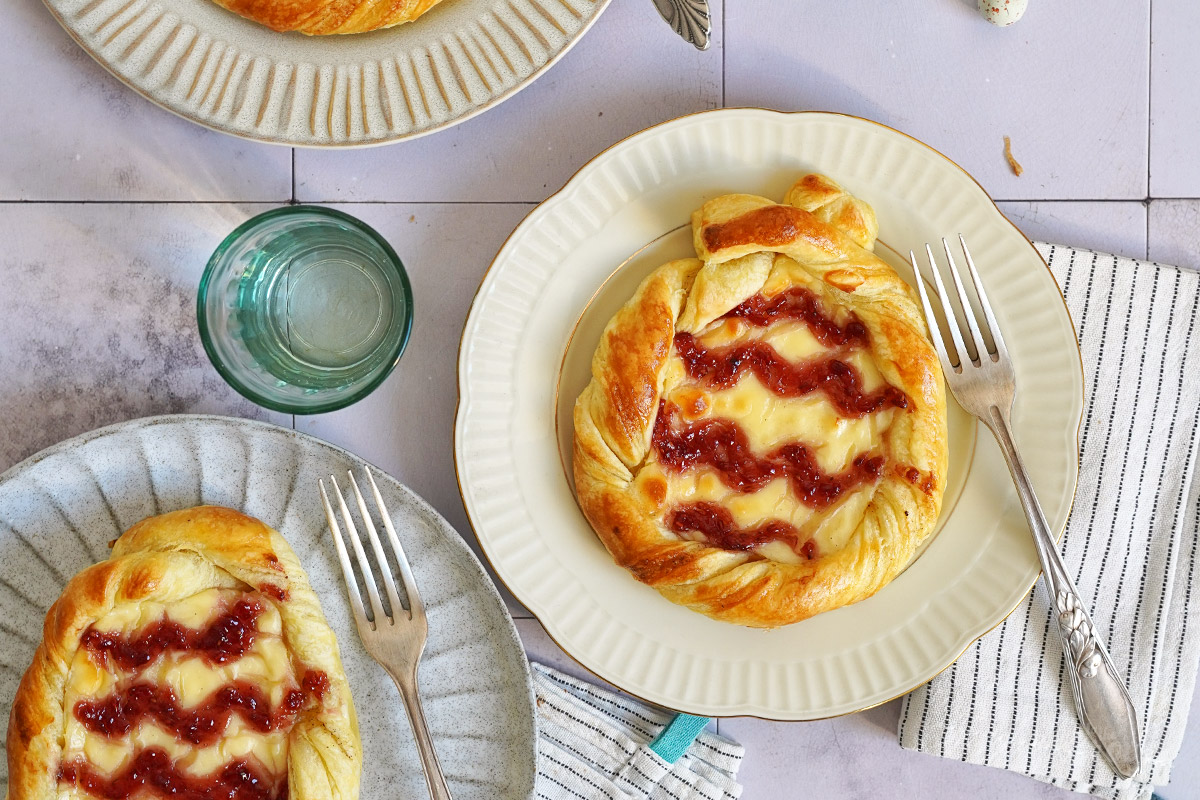 Easy Vanilla Custard Pastries (with Puff Pastry Dough)