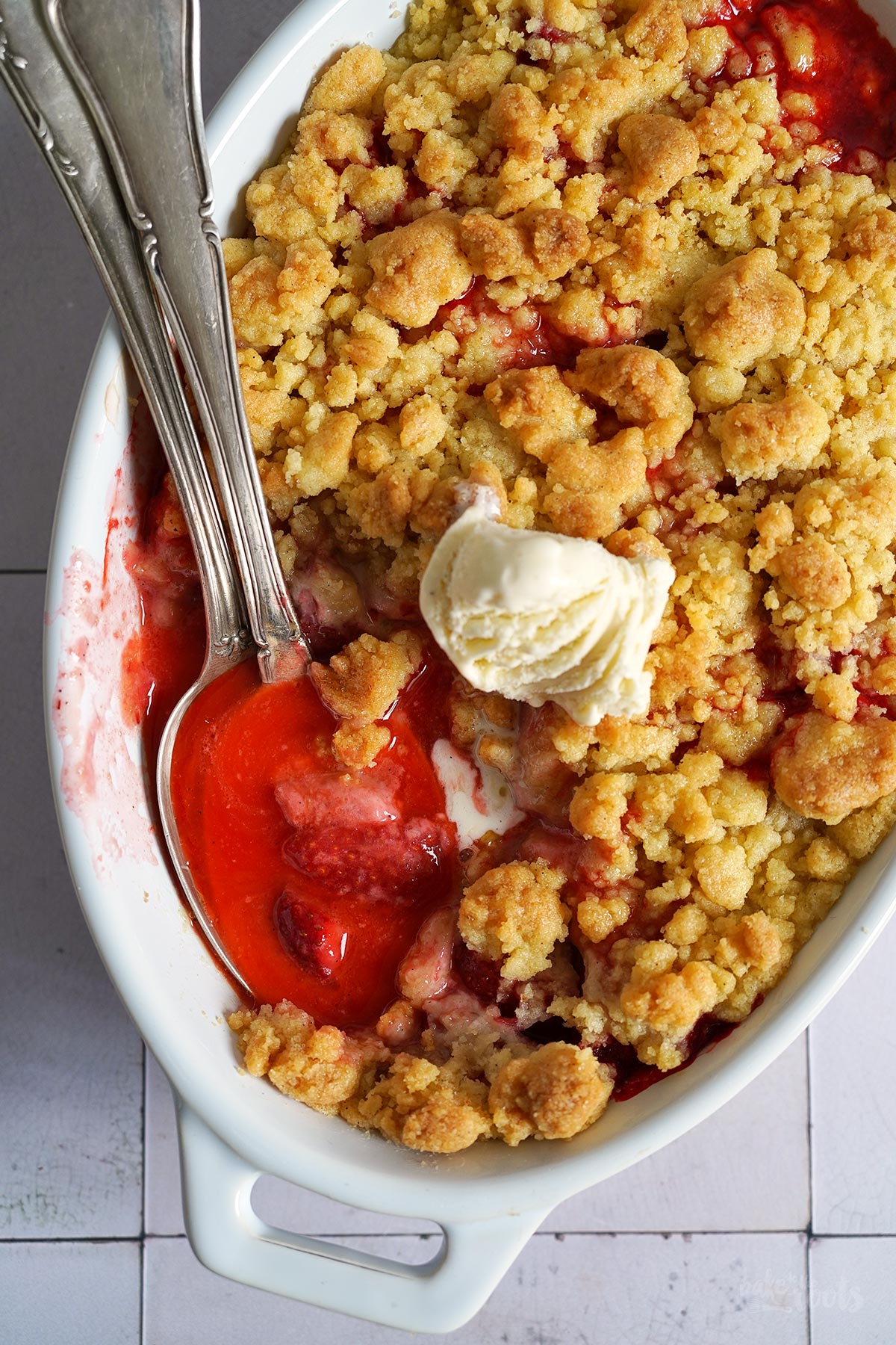 Einfacher Erdbeeren Crumble | Bake to the roots