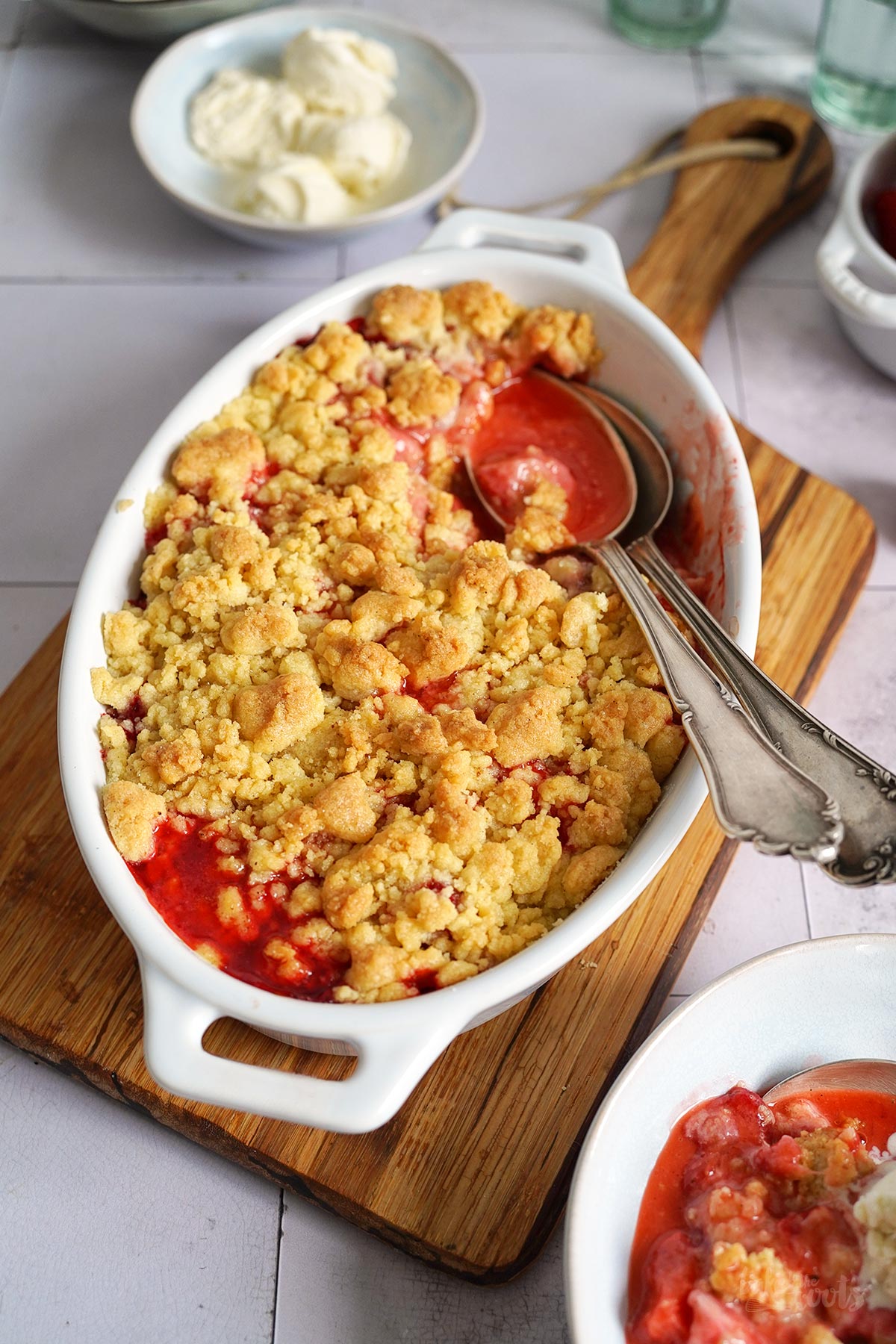 Einfacher Erdbeeren Crumble | Bake to the roots