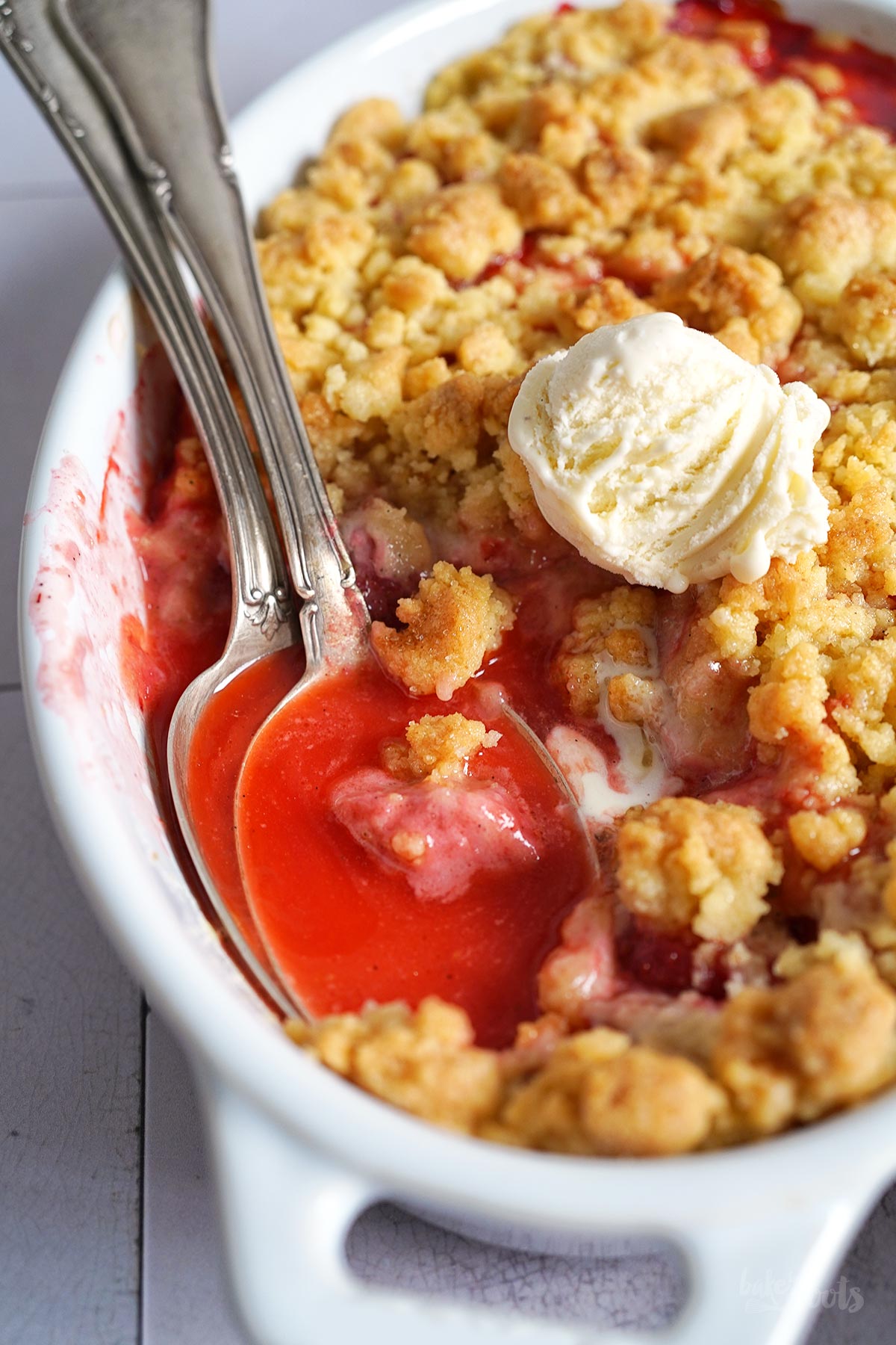 Einfacher Erdbeeren Crumble | Bake to the roots