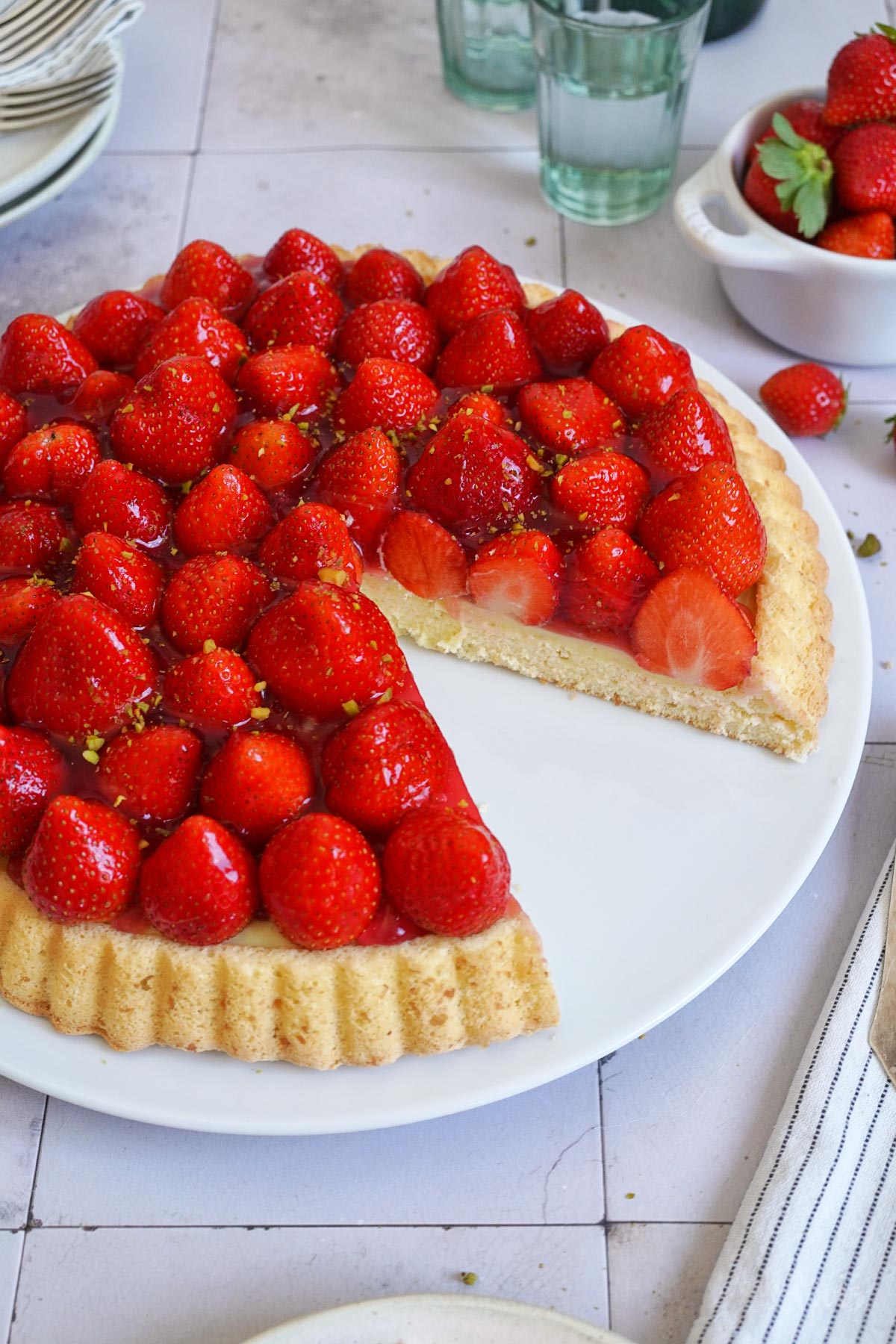 Klassischer Erdbeerkuchen (mit Pudding) | Bake to the roots