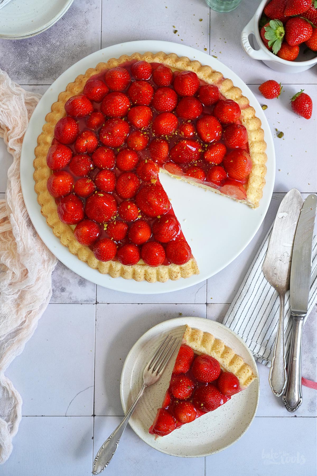 Klassischer Erdbeerkuchen (mit Pudding) | Bake to the roots