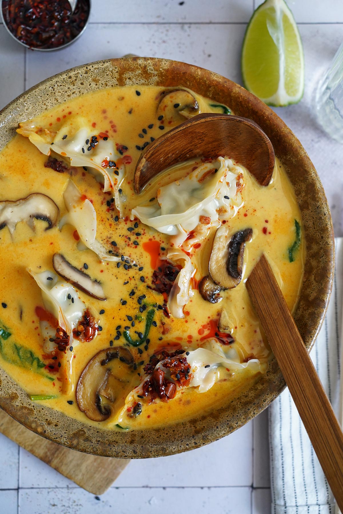 Einfache Kokos Curry Suppe (mit Gyoza) | Bake to the roots