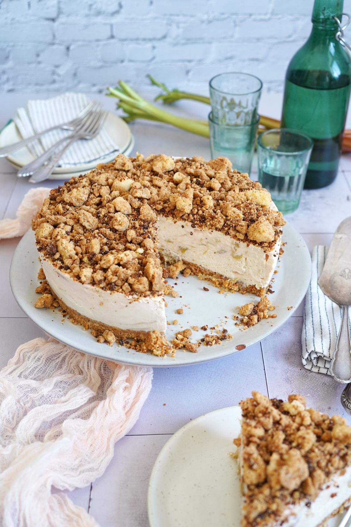 Rhabarber Streusel Cheesecake | Bake to the roots
