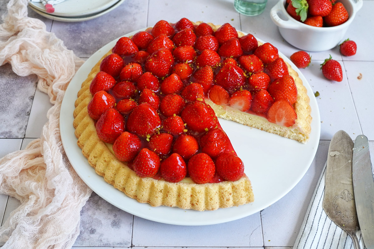 Klassischer Erdbeerkuchen (mit Pudding) | Bake to the roots