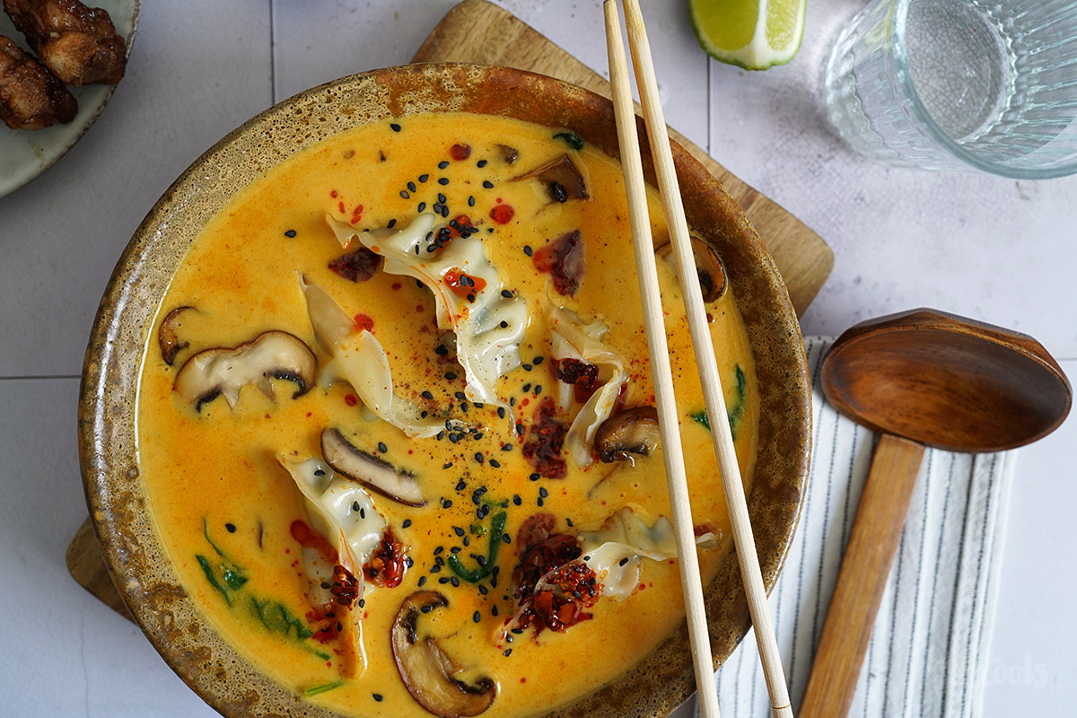 Einfache Kokos Curry Suppe (mit Gyoza) | Bake to the roots