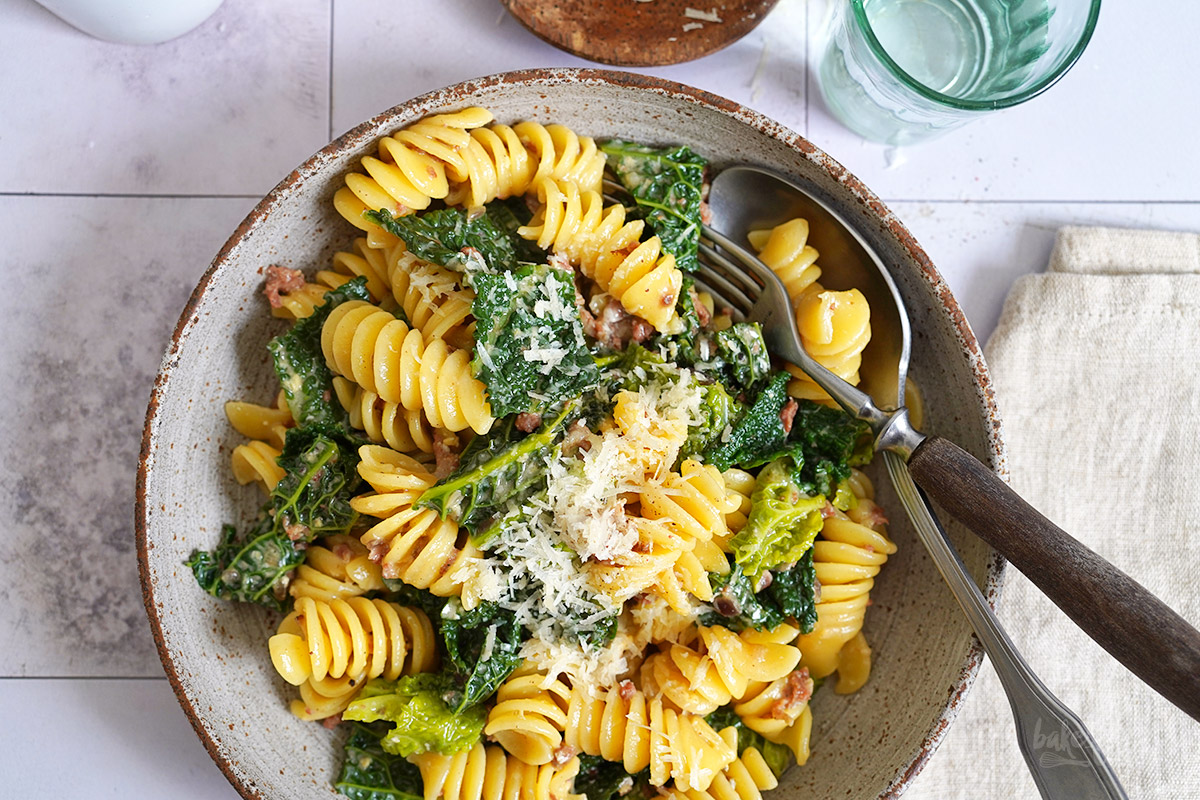 Pasta mit Salsiccia & Wirsing (Carbonara Style) | Bake to the roots