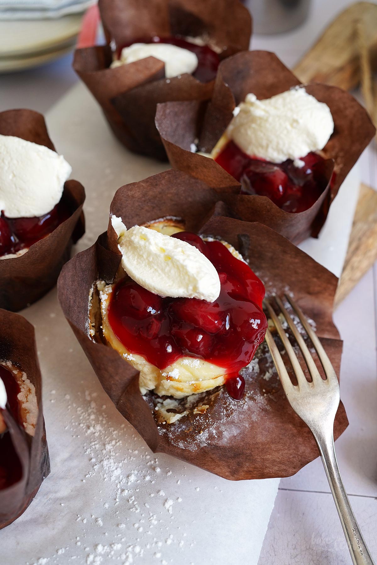 Mini Cheesecakes mit Kirschkompott | Bake to the roots