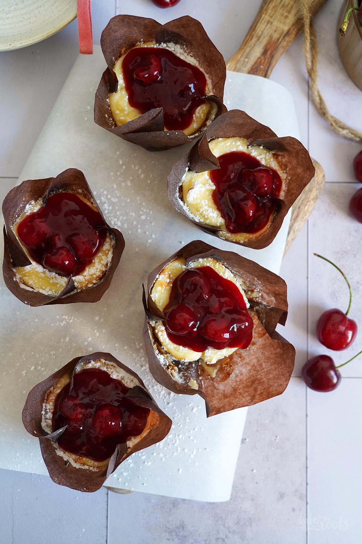 Mini Cheesecakes mit Kirschkompott | Bake to the roots