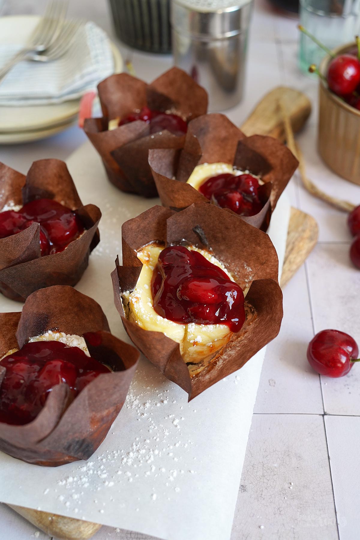 Mini Cheesecakes mit Kirschkompott | Bake to the roots
