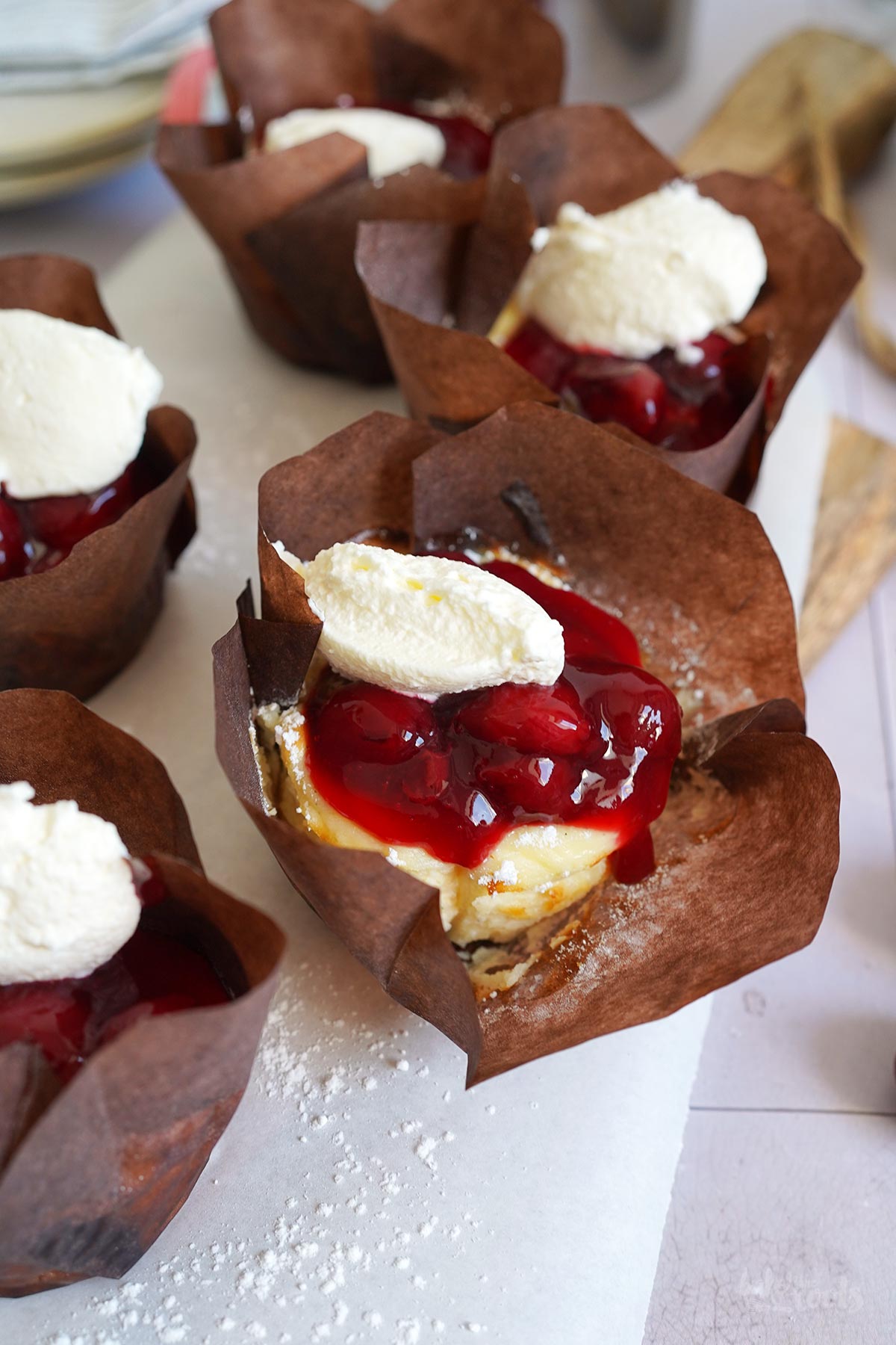 Mini Cheesecakes mit Kirschkompott | Bake to the roots
