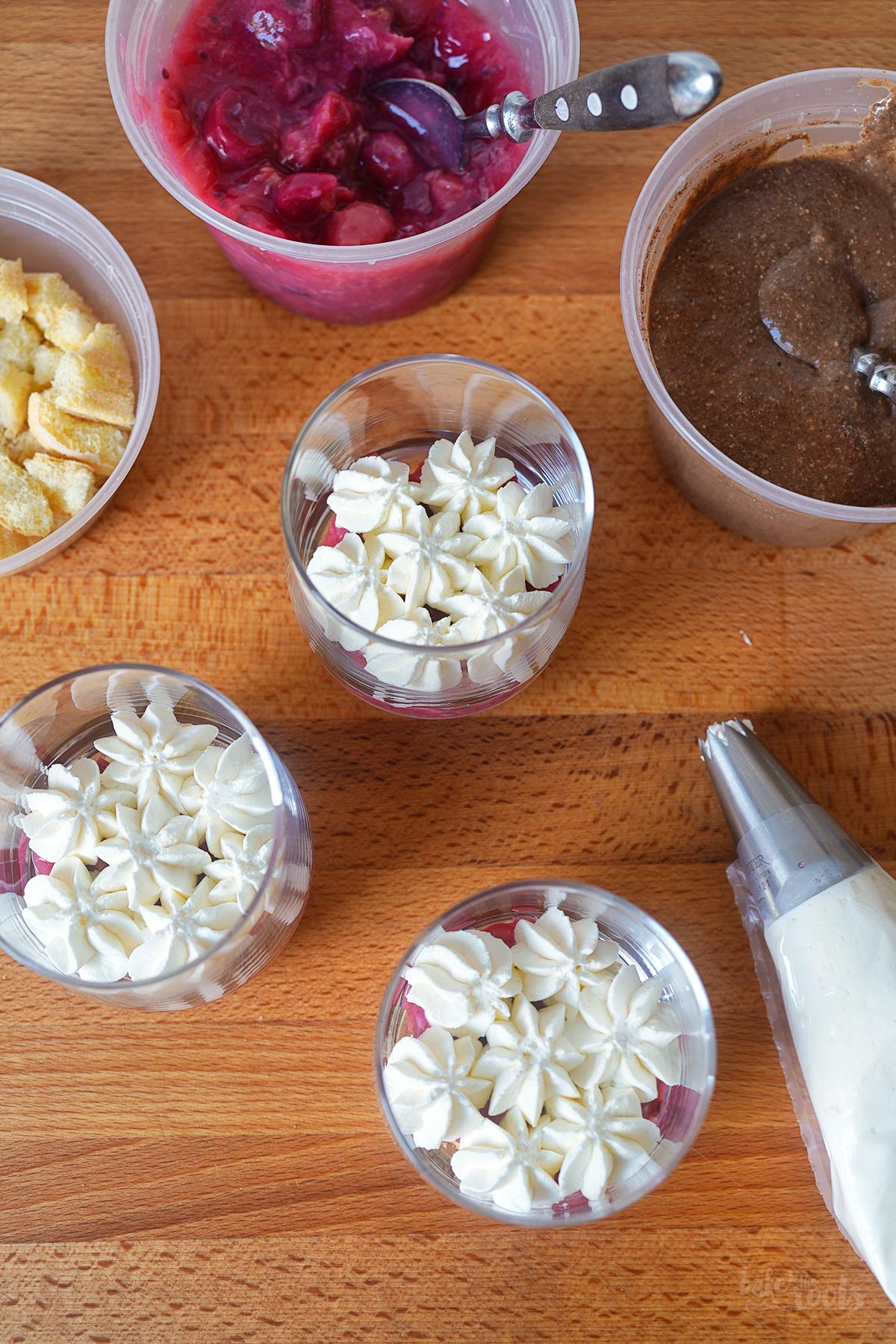 Schokolade Chia Pudding Cheesecake Trifles | Bake to the roots
