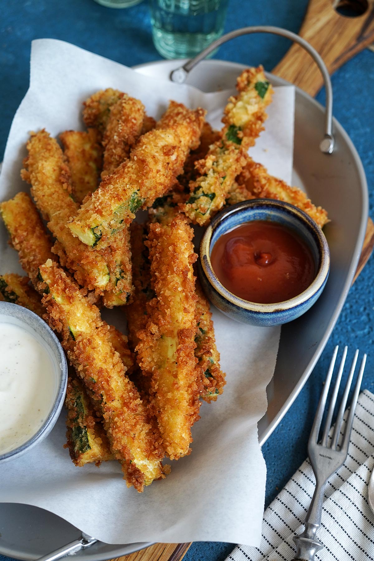 Zucchini Pommes mit Ranch Dip | Bake to the roots