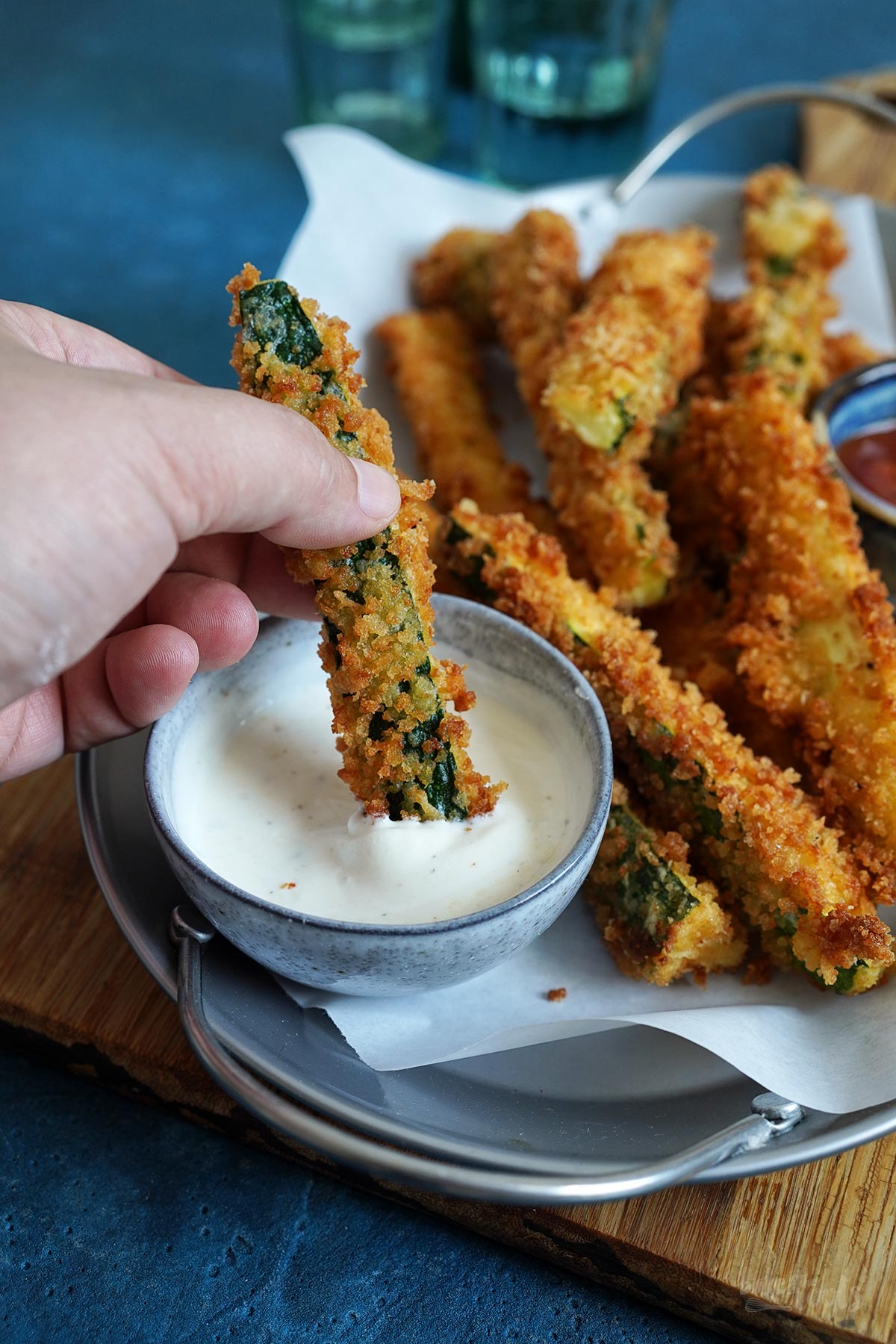 Zucchini Pommes mit Ranch Dip | Bake to the roots