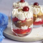 Schokolade Chia Pudding Cheesecake Trifles | Bake to the roots