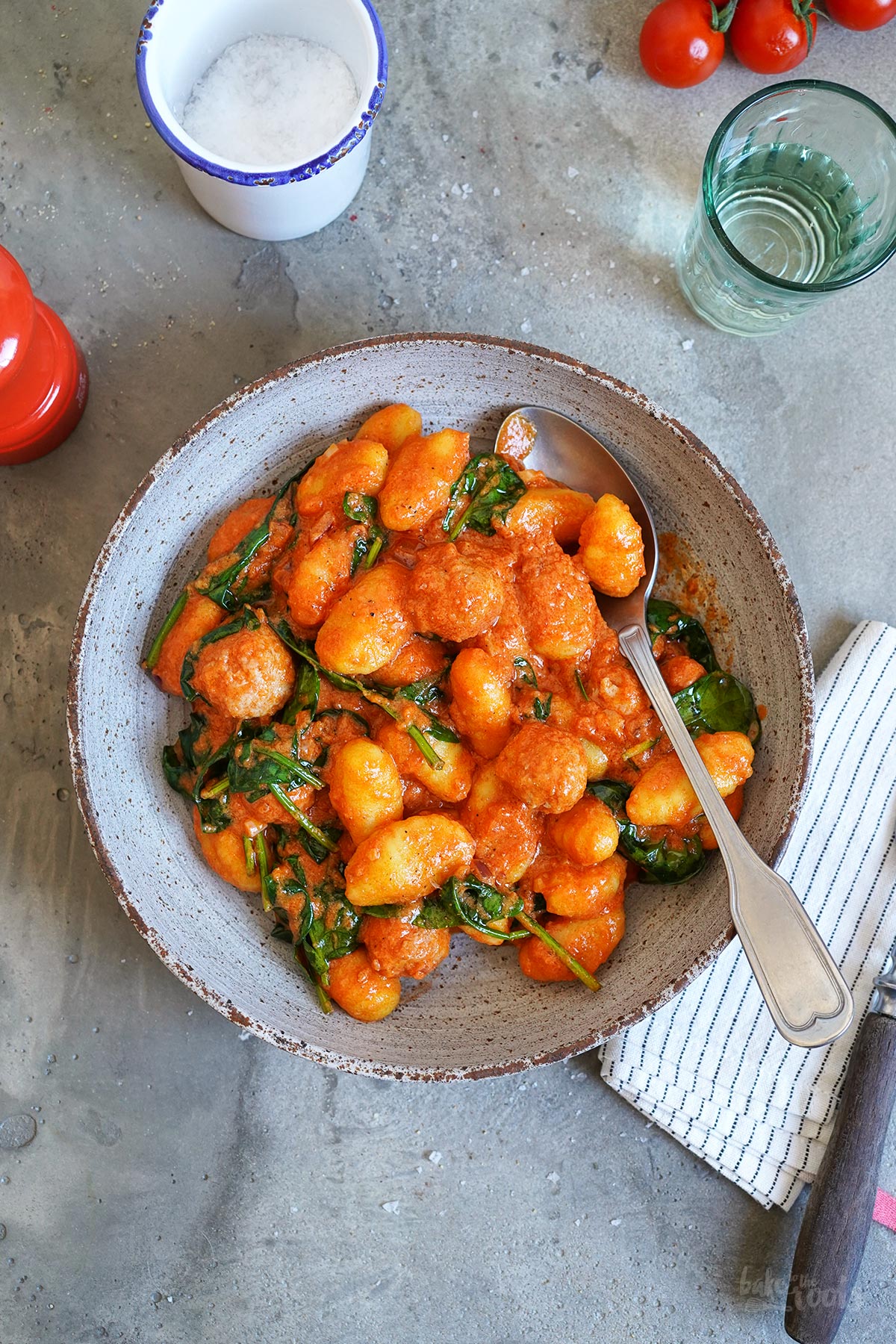 Schnelle Gnocchi mit Fleischbällchen in Tomatensoße | Bake to the roots