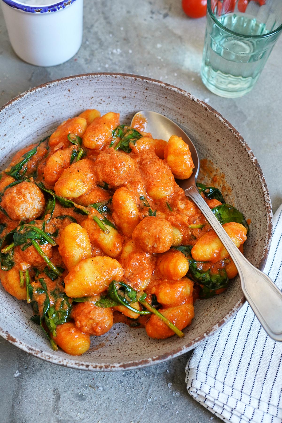 Schnelle Gnocchi mit Fleischbällchen in Tomatensoße | Bake to the roots