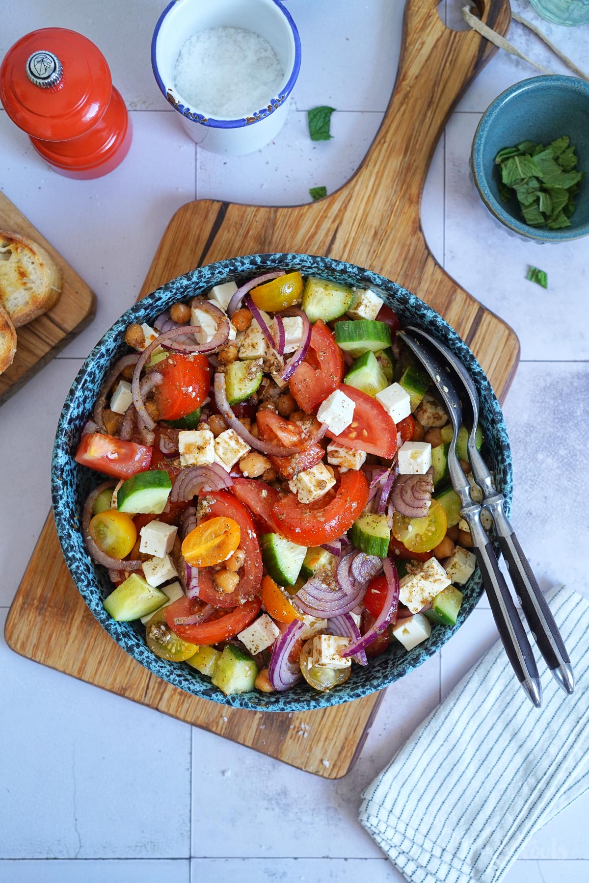 Salat mit Kichererbsen, Tomaten, Feta & Za'atar | Bake to the roots