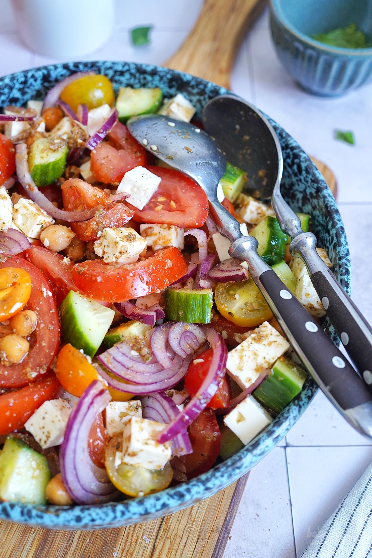 Salat mit Kichererbsen, Tomaten, Feta & Za'atar | Bake to the roots