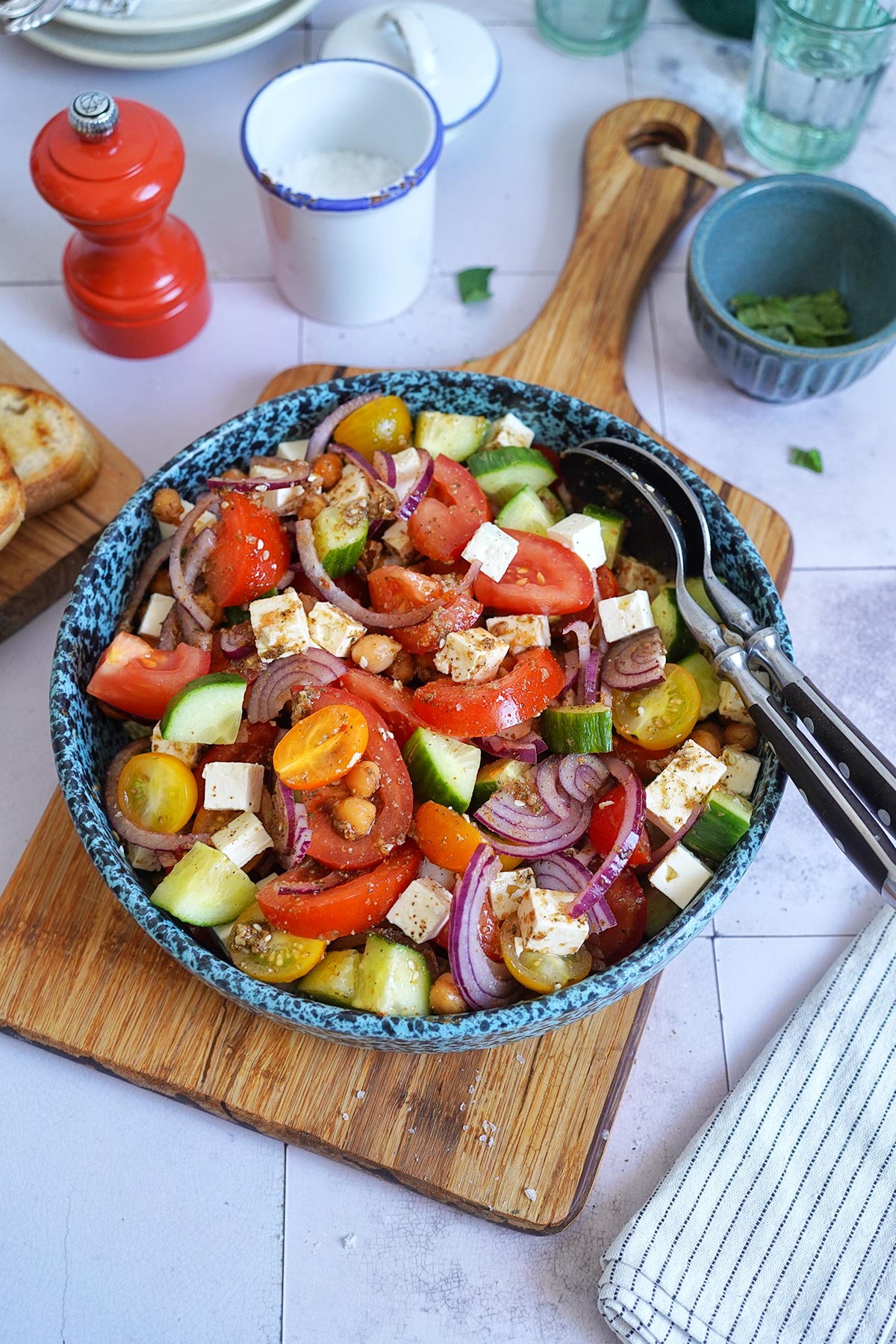 Salat mit Kichererbsen, Tomaten, Feta & Za'atar | Bake to the roots