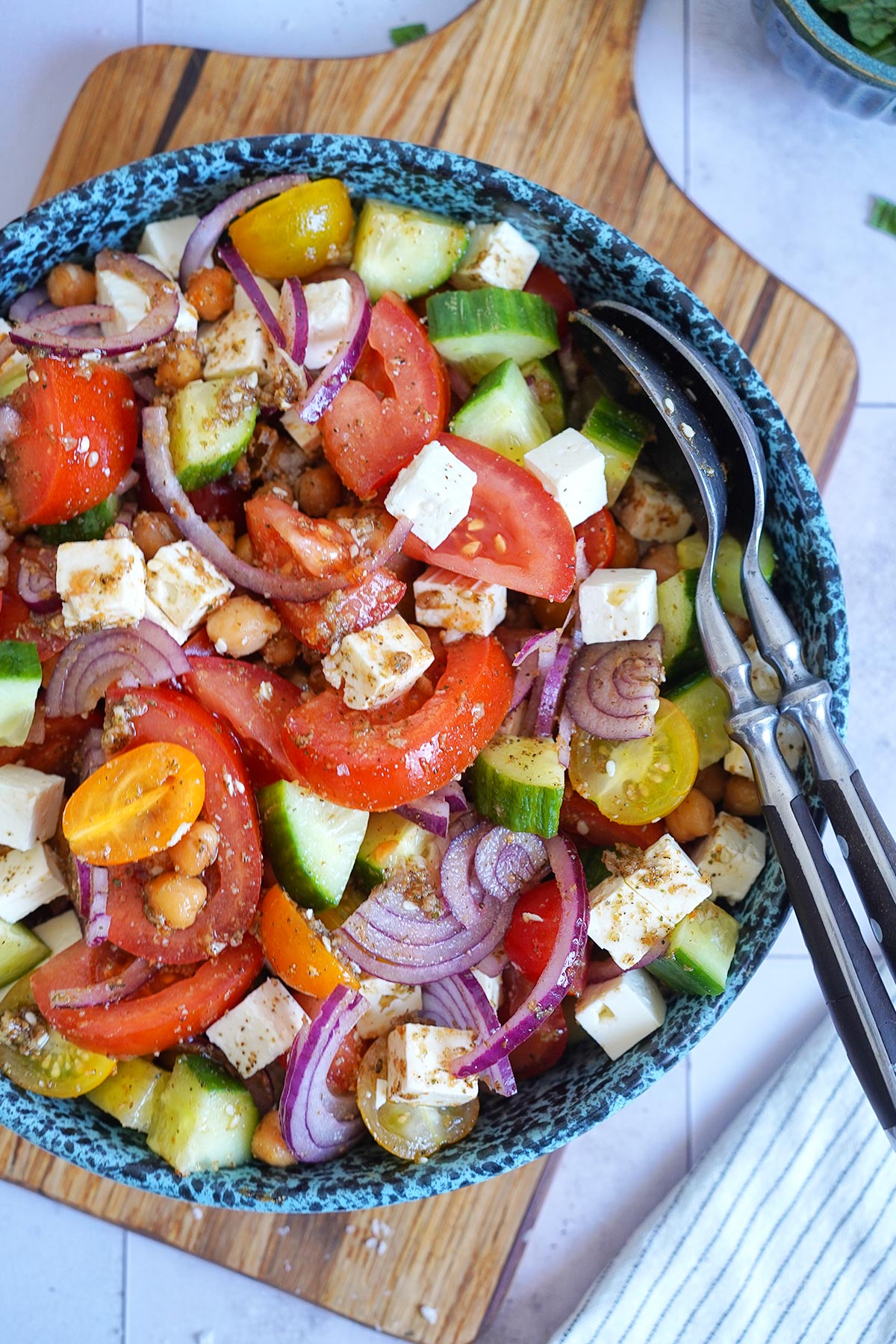 Salat mit Kichererbsen, Tomaten, Feta & Za'atar | Bake to the roots