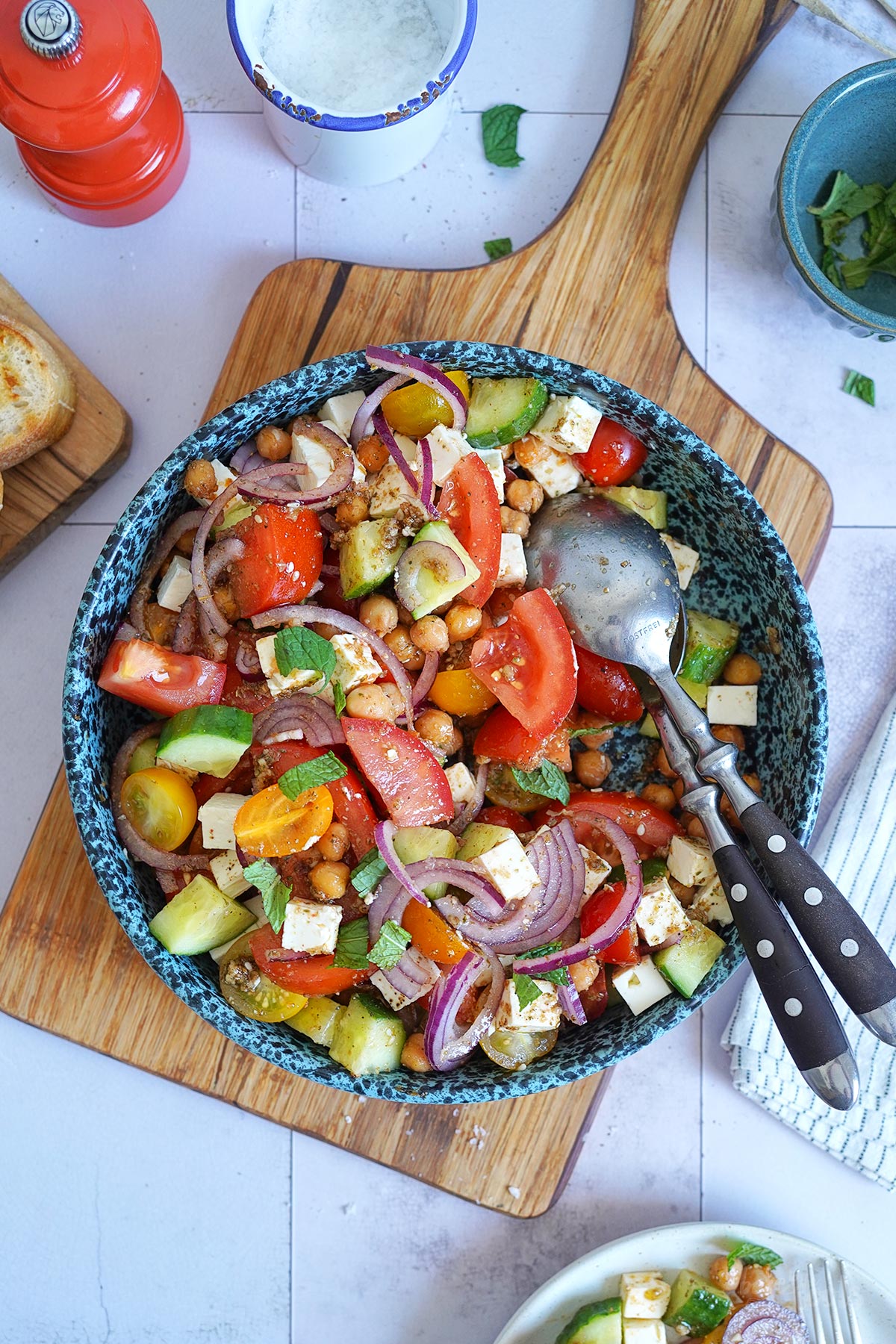 Salat mit Kichererbsen, Tomaten, Feta & Za'atar | Bake to the roots