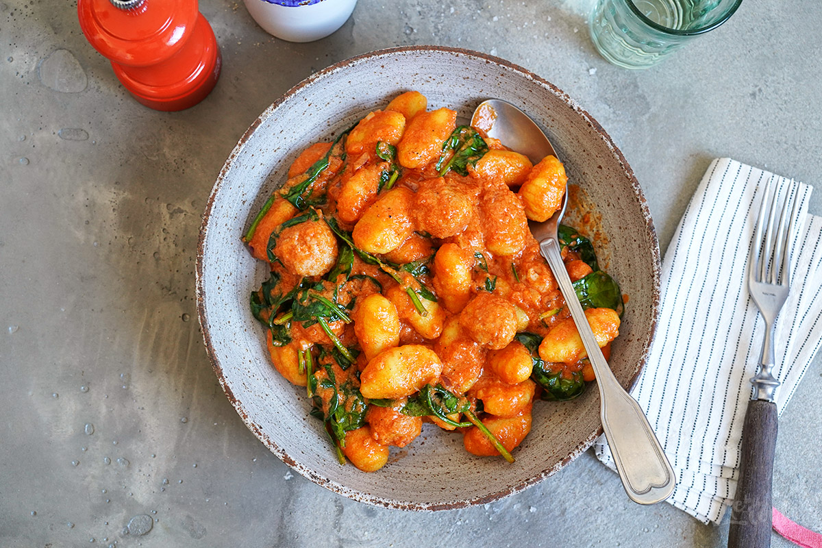Schnelle Gnocchi mit Fleischbällchen in Tomatensoße | Bake to the roots