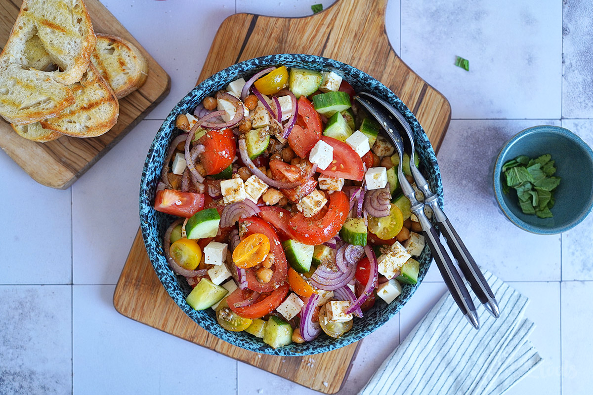 Salat mit Kichererbsen, Tomaten, Feta & Za'atar | Bake to the roots