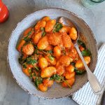 Schnelle Gnocchi mit Fleischbällchen in Tomatensoße | Bake to the roots