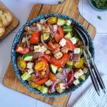 Salat mit Kichererbsen, Tomaten, Feta & Za'atar | Bake to the roots