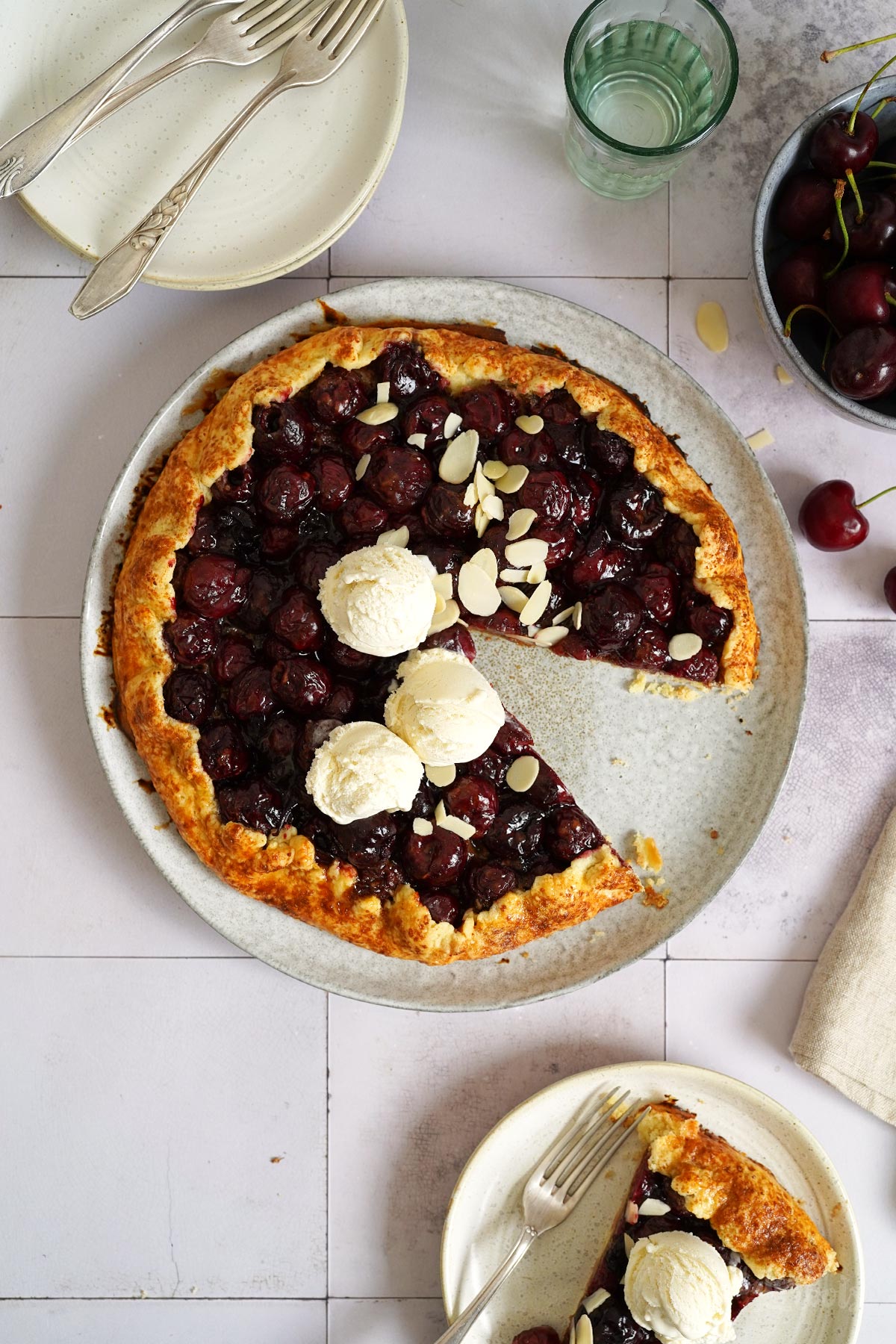 Einfache Galette mit Kirschen | Bake to the roots