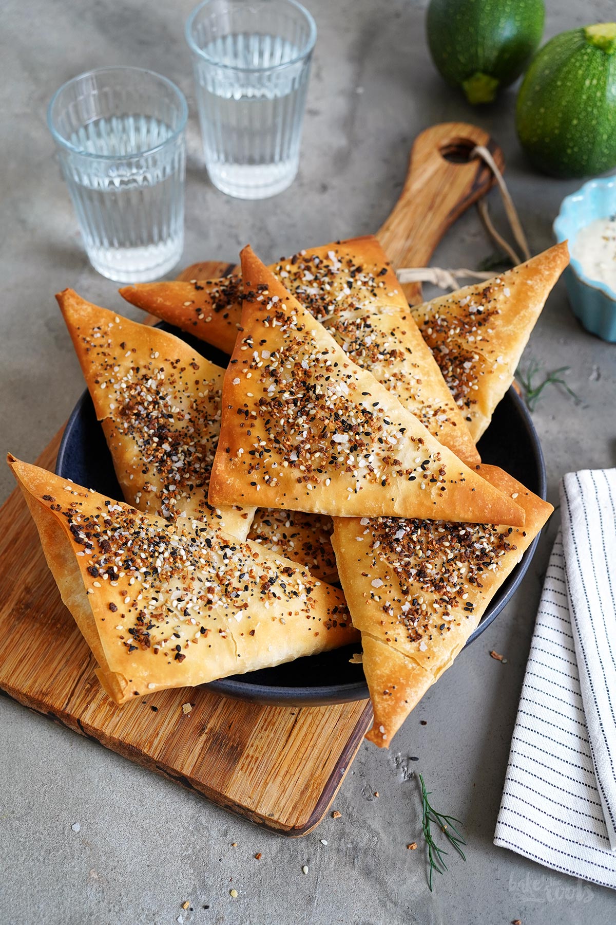 Zucchini & Feta Filoteigtaschen | Bake to the roots