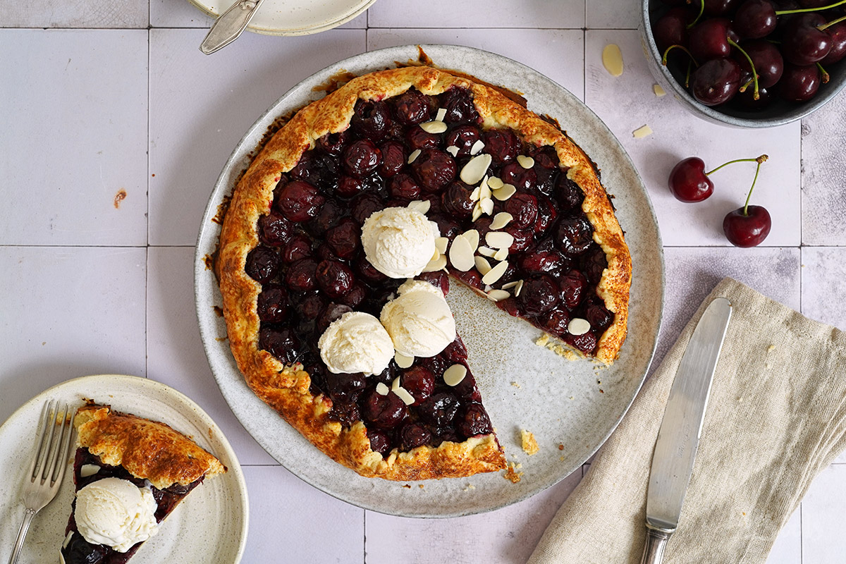 Einfache Galette mit Kirschen | Bake to the roots