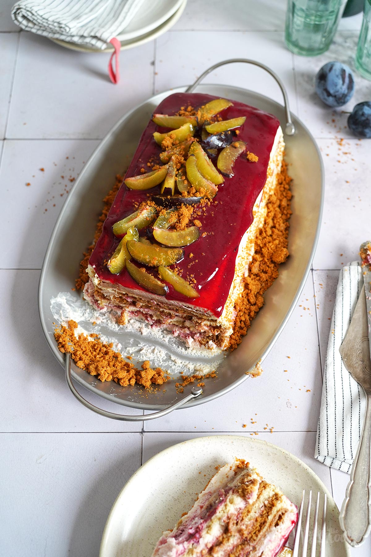 Ice Box Cake mit Biscoff Keksen & Pflaumen | Bake to the roots